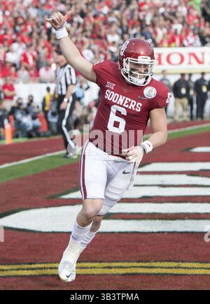 1. Januar 2018 - Pasadena, Kalifornien, USA - Oklahomas Quarterback Baker Mayfield (6) feiert einen Touchdown in Oklahoma in der ersten Hälfte des College Football Playoff Semifinals 2018 im Rose Bowl am Montag, 1. Januar 2018. (Bild: © Michael Goulding via ZUMA Wire) Stockfoto