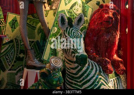 Modepuppen im Schaufenster Bergdorf Goodman Fifth Avenue NYC farbenfrohe Einzelhandelsausstellung New York Shopping Store Manhattan Stockfoto