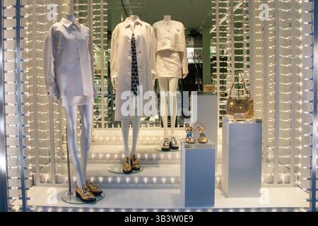 NYC Luxusgeschäft Schaufensterausstellung Fifth Avenue Bergdorf Goodman bunte Schaufensterpuppen Mode Manhattan Einzelhandelsgeschäft New York Stockfoto