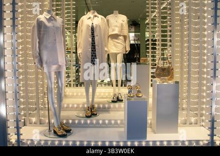 Farbenfrohe Schaufensterpuppen im Bergdorf Goodman NYC Schaufenster Fifth Avenue Modeausstellung im gehobenen Manhattan New York Einzelhandel Stockfoto