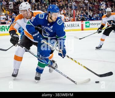 7. Dezember 2017: Der Kanucks-Verteidiger Michael Del Zotto (4) kämpft im NHL-Spiel zwischen den Philadelphia Flyers und den Vancouver Canucks in der Rogers Arena in Vancouver (Kanada) um den Puck. Dom Gagne/CSM(Kreditbild: &Copy; Dom Gagne/CSM via ZUMA Wire) Stockfoto