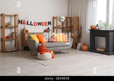 Das Innere des stilvollen Wohnzimmers mit Sofa, Kamin, Kürbissen und Discokugel ist für Halloween-Party dekoriert Stockfoto