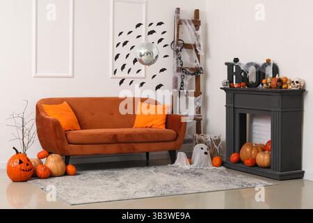 Stilvolles Wohnzimmer mit Diskokugel und braunem Sofa für Halloween-Party Stockfoto