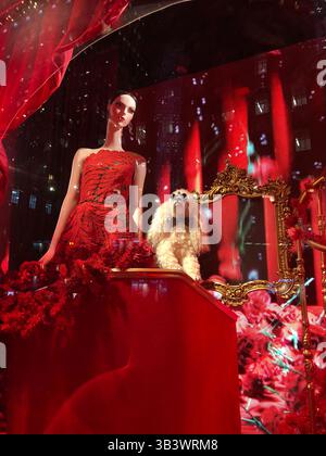 NYC Street Fashion Display Bergdorf Goodman farbenfrohe Schaufensterpuppen Fifth Avenue gehobenes Einzelhandelsgeschäft Manhattan New York Window Stockfoto