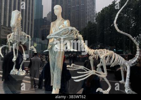 Bergdorf Goodman zeigt NYC Fifth Avenue Mode-Schaufensterpuppen farbenfrohe Schaufenster im gehobenen Manhattan New York Stockfoto