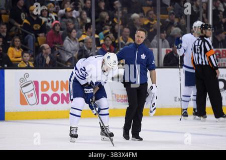 3. Februar 2018: Travis Dermott (23), Verteidiger der Toronto Maple Leafs, wird während des NHL-Spiels zwischen den Toronto Maple Leafs und den Boston Bruins im TD Garden in Boston, Mass, vom Eis unterstützt. Die Bruins besiegen die Maple Leafs mit 4:1. Eric Canha/CSM(Kreditbild: &Copy; Eric Canha/CSM via ZUMA Wire) Stockfoto