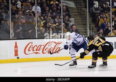 3. Februar 2018: Toronto Maple Leafs Connor Brown (28) schießt im NHL-Spiel zwischen den Toronto Maple Leafs und den Boston Bruins im TD Garden in Boston, Mass. Die Bruins besiegen die Maple Leafs mit 4:1. Eric Canha/CSM(Kreditbild: &Copy; Eric Canha/CSM via ZUMA Wire) Stockfoto