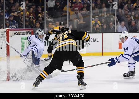 3. Februar 2018: Frederik Andersen (31), Torhüter der Toronto Maple Leafs, holt sich während des NHL-Spiels zwischen den Toronto Maple Leafs und den Boston Bruins im TD Garden in Boston, Mass. Die Bruins besiegen die Maple Leafs mit 4:1. Eric Canha/CSM(Kreditbild: &Copy; Eric Canha/CSM via ZUMA Wire) Stockfoto