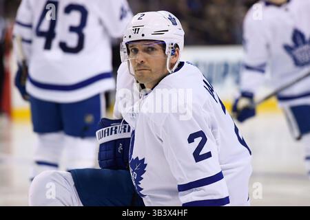 3. Februar 2018: Der Verteidiger der Toronto Maple Leafs Ron Hainsey (2) wartet auf den Beginn der dritten Periode beim NHL-Spiel zwischen den Toronto Maple Leafs und den Boston Bruins im TD Garden in Boston, Mass. Die Bruins besiegen die Maple Leafs mit 4:1. Eric Canha/CSM(Kreditbild: &Copy; Eric Canha/CSM via ZUMA Wire) Stockfoto