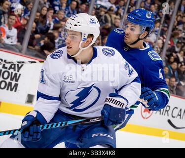Am 3. Februar 2018 kämpften Brayden Point (21) und der Vancouver Canucks-Verteidiger Michael Del Zotto (4) um den Puck während des NHL-Spiels zwischen den Tampa Bay Lightning und den Vancouver Canucks in der Rogers Arena in Vancouver, Kanada. Dom Gagne/CSM(Kreditbild: &Copy; Dom Gagne/CSM via ZUMA Wire) Stockfoto