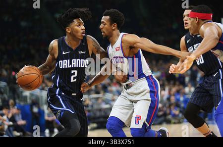 28. Dezember 2017 – Orlando, FL, USA – Elfrid Payton (2) der Orlando Magic fährt am Donnerstag, 28. Dezember 2017, in der ersten Halbzeit im Amway Center in Orlando, Florida, gegen die Detroit Pistons' ISH Smith (14). (Bild: © Ricardo Ramirez Buxeda/TNS via ZUMA Wire) Stockfoto