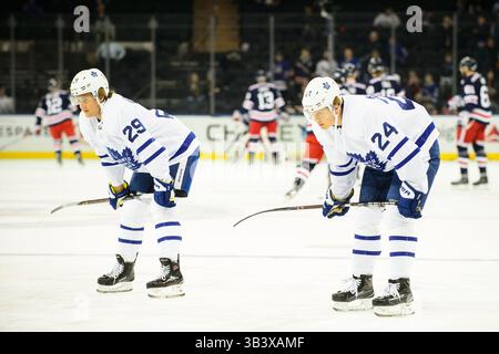 1. Februar 2018: Toronto Maple Leafs rechter Flügel Kasperi Kapanen (24) und Toronto Maple Leafs Center William Nylander (29) schauen sich vor dem Spiel zwischen den New York Rangers und den Toronto Maple Leafs im Madison Square Garden in Manhattan an. Obligatorischer Kredit: Kostas Lymperopoulos/CSM (Kredit-Bild: &Copy; Kostas Lymperopoulos/CSM via ZUMA Wire) Stockfoto