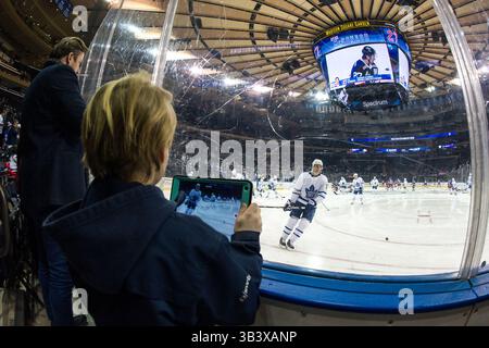 1. Februar 2018: Ein Fan verwendet sein IPAD, um die Toronto Maple Leafs vor dem Spiel zwischen den New York Rangers und den Toronto Maple Leafs im Madison Square Garden in Manhattan aufzunehmen. Die Toronto Maple Leafs besiegen die New York Rangers mit 4:0. Obligatorischer Kredit: Kostas Lymperopoulos/CSM (Kredit-Bild: &Copy; Kostas Lymperopoulos/CSM via ZUMA Wire) Stockfoto