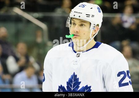 1. Februar 2018: Die Toronto Maple Leafs verließen den Flügel James van Riemsdyk (25) reagiert während des Spiels zwischen den New York Rangers und den Toronto Maple Leafs im Madison Square Garden in Manhattan. Die Toronto Maple Leafs besiegen die New York Rangers mit 4:0. Obligatorischer Kredit: Kostas Lymperopoulos/CSM (Kredit-Bild: &Copy; Kostas Lymperopoulos/CSM via ZUMA Wire) Stockfoto