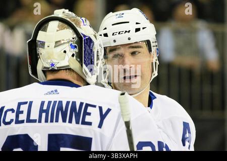 1. Februar 2018: Patrick Marleau (12) spricht mit Torhüter Curtis McElhinney (35) im Madison Square Garden in Manhattan. Obligatorischer Kredit: Kostas Lymperopoulos/CSM (Kredit-Bild: &Copy; Kostas Lymperopoulos/CSM via ZUMA Wire) Stockfoto