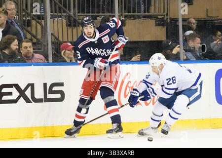 1. Februar 2018: Mika Zibanejad (93) und Toronto Maple Leafs Connor Brown (28) jagen den Puck während des Spiels zwischen den New York Rangers und den Toronto Maple Leafs im Madison Square Garden in Manhattan. Die Toronto Maple Leafs besiegen die New York Rangers mit 4:0. Obligatorischer Kredit: Kostas Lymperopoulos/CSM (Kredit-Bild: &Copy; Kostas Lymperopoulos/CSM via ZUMA Wire) Stockfoto