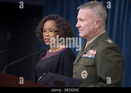 25. Januar 2018 - Washington, District of Columbia, USA - DANA WHITE, der Assistent des Verteidigungsministers für öffentliche Angelegenheiten, und Generalleutnant KENNETH F. MCKENZIE, der Joint Staff Director, informieren die Presse im Pentagon in Washington, D.C. (Credit Image: © US Navy/ZUMA Wire/ZUMAPRESS.com) Stockfoto