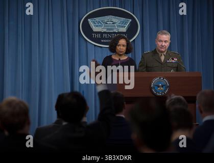 25. Januar 2018 - Washington, District of Columbia, USA - DANA WHITE, der Assistent des Verteidigungsministers für öffentliche Angelegenheiten, und Generalleutnant KENNETH F. MCKENZIE, der Joint Staff Director, informieren die Presse im Pentagon in Washington, D.C. (Credit Image: © US Navy/ZUMA Wire/ZUMAPRESS.com) Stockfoto