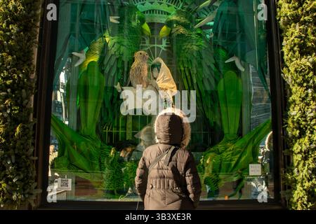 Gehobenes NYC-Geschäft Bergdorf Goodman Fifth Avenue farbenfrohe Mode-Schaufenster im Einzelhandel New York Manhattan Stockfoto