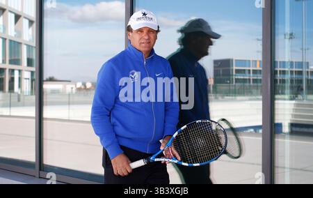28. Februar 2017: Der spanische Tennistrainer TONI NADAL ist der Onkel und Ex-Trainer der Tennislegende Rafael NADAL und der ältere Bruder des spanischen Fußballspielers Miguel Nadal. Als er 2017 das Training von Rafa abbrach, war Toni der erfolgreichste Trainer in der Geschichte des Tennis in Bezug auf Grand Slam-Titel und gewann 16 Grand Slam-Trophäen mit Rafael Nadal. Heute ist er Direktor der Rafa Nadal Akademie auf Mallorca. (Kreditbild: © Clara Margais via ZUMA Wire) Stockfoto