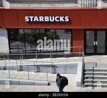 Stockport UK, 29. April 2025. Starbucks Café. Die Menschen genießen Einkaufen und Entspannen in der Sonne in Stockport, Großbritannien, mit einer maximalen Temperatur von 24C. In den nächsten Tagen wird erwartet, dass in Nordwestengland hoher Druck herrschen wird, der weitgehend schönes und ruhiges Wetter mit Temperaturen über dem Durchschnitt und einem Maximum von 27 °C im Großraum Manchester bringt, während die Mini-Hitzewelle anhält. Quelle: Terry Waller/Alamy Live News Stockfoto