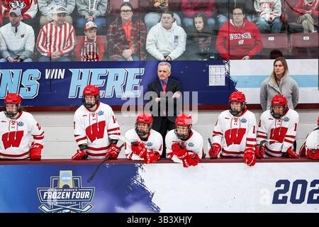 Minneapolis. März 2025. Mark Johnson, Head Coach von Wisconsin Badgers, sieht sich beim NCAA Women's Hockey Frozen Four Championship-Spiel zwischen Ohio State und Wisconsin in der Ridder Arena in Minneapolis an. Steven Garcia-CSM/Alamy Live News Stockfoto