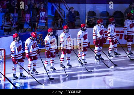 Minneapolis. März 2025. Die Spieler der Wisconsin Badgers stehen vor dem NCAA Women's Hockey Frozen Four Meisterschaftsspiel zwischen Ohio State und Wisconsin in der Ridder Arena in Minneapolis. Steven Garcia-CSM/Alamy Live News Stockfoto
