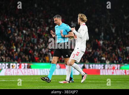 23. März 2025: Slavko Vinčić, Schiedsrichter, Gesten während eines Spiels der UEFA Nations League, Portugal gegen Dänemark, im José Alvalade Stadium, Lissabon, Portugal. Ulrik Pedersen/CSM Stockfoto