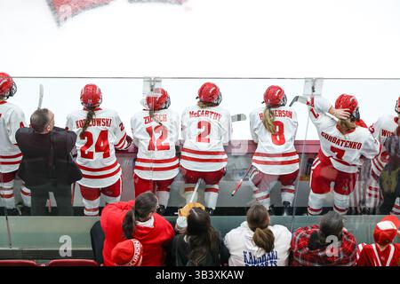 Minneapolis. März 2025. Wisconsin Badgers auf der Bank während des NCAA Women's Hockey Frozen Four Meisterschaftsspiels zwischen Ohio State und Wisconsin in der Ridder Arena in Minneapolis. Steven Garcia-CSM/Alamy Live News Stockfoto