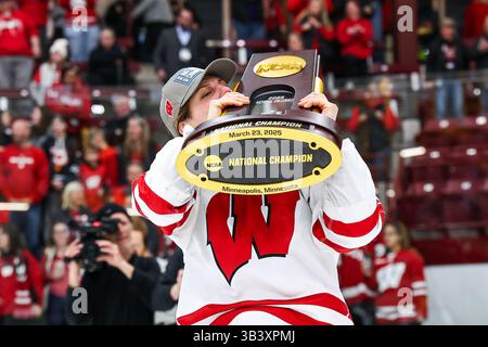 Minneapolis. März 2025. Die Wisconsin Badgers feiern mit der Trophäe nach dem NCAA Women's Hockey Frozen Four Meisterschaftsspiel zwischen Ohio State und Wisconsin in der Ridder Arena in Minneapolis. Steven Garcia-CSM/Alamy Live News Stockfoto
