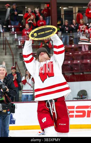 Minneapolis. März 2025. Die Wisconsin Badgers feiern mit der Trophäe nach dem NCAA Women's Hockey Frozen Four Meisterschaftsspiel zwischen Ohio State und Wisconsin in der Ridder Arena in Minneapolis. Steven Garcia-CSM/Alamy Live News Stockfoto