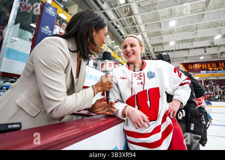 Minneapolis. März 2025. Wisconsin Badgers Stürmer Kirsten Simms (27) interviewt ESPN nach dem NCAA Women's Hockey Frozen Four Championship Spiel zwischen Ohio State und Wisconsin in der Ridder Arena in Minneapolis. Steven Garcia-CSM/Alamy Live News Stockfoto