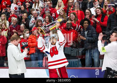 Minneapolis. März 2025. Wisconsin Badgers Stürmer Laila Edwards (10) feiert nach dem NCAA Women's Hockey Frozen Four Meisterschaftsspiel zwischen Ohio State und Wisconsin in der Ridder Arena in Minneapolis. Steven Garcia-CSM/Alamy Live News Stockfoto