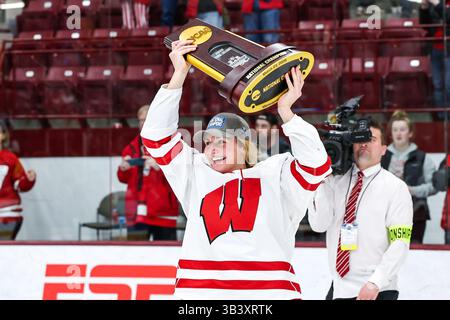 Minneapolis. März 2025. Die Wisconsin Badgers feiern mit der Trophäe nach dem NCAA Women's Hockey Frozen Four Meisterschaftsspiel zwischen Ohio State und Wisconsin in der Ridder Arena in Minneapolis. Steven Garcia-CSM/Alamy Live News Stockfoto