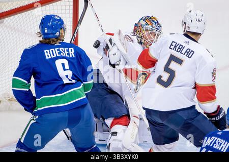 14. Februar 2018: Panthers-Torwart James Reimer (34) wird von Vancouver Canucks-Verteidiger Michael Del Zotto (4) während des NHL-Spiels zwischen den Florida Panthers und den Vancouver Canucks in der Rogers Arena in Vancouver (Kanada) getroffen. Dom Gagne/CSM(Kreditbild: &Copy; Dom Gagne/CSM via ZUMA Wire) Stockfoto