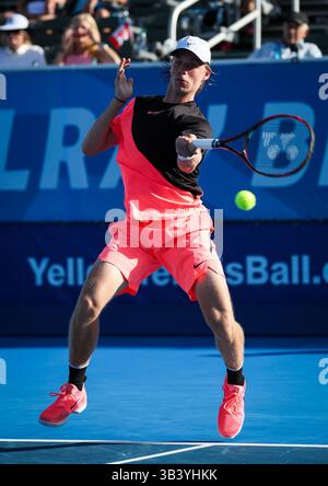 20. Februar 2018: Denis Shapovalov aus Kanada trifft einen Vorhand-Rückflug gegen Ivo Karlovic aus Kroatien, während des professionellen Tennisturniers Delray Beach Open ATP 2018, das im Delray Beach Stadium & Tennis Center in Delray Beach, Florida, USA ausgetragen wurde. Denis Shapovalov gewann mit 7:5, 7:6(4). Mario Houben/CSM(Kreditbild: &Copy; Mario Houben/CSM via ZUMA Wire) Stockfoto