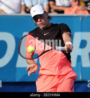 20. Februar 2018: Denis Shapovalov aus Kanada trifft eine Rückhand gegen Ivo Karlovic aus Kroatien, während des professionellen Tennisturniers Delray Beach Open ATP 2018, das im Delray Beach Stadium & Tennis Center in Delray Beach, Florida, USA ausgetragen wurde. Denis Shapovalov gewann mit 7:5, 7:6(4). Mario Houben/CSM(Kreditbild: &Copy; Mario Houben/CSM via ZUMA Wire) Stockfoto
