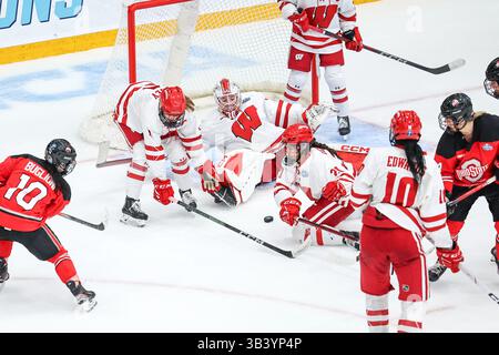 Minneapolis. März 2025. Die Spieler der Wisconsin Badgers kämpfen in der Ridder Arena in Minneapolis um den Puck beim NCAA Women's Hockey Frozen Four Championship Spiel zwischen Ohio State und Wisconsin. Steven Garcia-CSM/Alamy Live News Stockfoto