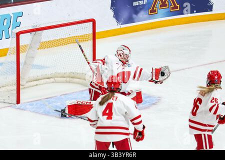 Minneapolis. März 2025. Die Torhüterin Ava McNaughton (30) der Wisconsin Badgers spielt in der Ridder Arena in Minneapolis beim NCAA Women's Hockey Frozen Four Championship zwischen Ohio State und Wisconsin. Steven Garcia-CSM/Alamy Live News Stockfoto