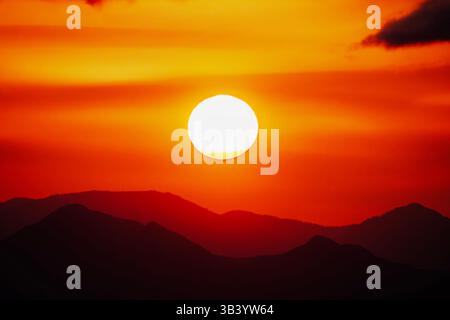 Heiße Morgensonne, die über den San Gabriel Mountains in Los Angeles, Kalifornien, aufgeht. Stockfoto