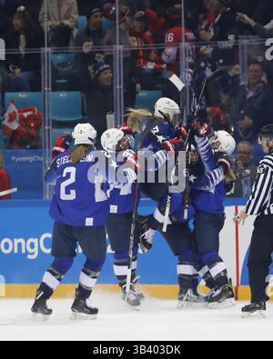 22. Februar 2018 - Pyeongchang, KOREA - US-Stürmer Monique Lamoureux-Morando (7) feiert mit seinen Teamkollegen, nachdem er beim Eishockey-Goldmedaillenspiel der Frauen zwischen Kanada und den USA während der Olympischen Winterspiele 2018 im Gangneung Hockey Centre 2-2 Punkte erzielt hat. Die USA schlugen Kanada 3-2 in einem Überstunden-Schießerei. (Bild: © David McIntyre via ZUMA Wire) Stockfoto