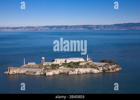 17. Dezember 2008 – San Francisco, Kalifornien, USA – Aerial Alcatraz Island blickt nach Norden. Alcatraz Island befindet sich in der Bucht von San Francisco, 1,25 Meilen vor der Küste von San Francisco, Kalifornien, USA. Die kleine Insel wurde mit Einrichtungen für einen Leuchtturm, eine Militärbefestigung, ein Militärgefängnis (1868) und ein Bundesgefängnis von 1934 bis 1963 entwickelt. Ab November 1969 wurde die Insel mehr als 19 Monate lang von einer Gruppe von Indianern aus San Francisco besetzt, die Teil einer Welle von indianischen Aktivitäten im ganzen Land waren, mit öffentlichen Protesten in den 1970er Jahren In Stockfoto