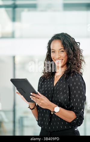 Porträt, Geschäft und Frau mit Tablet, Finanzen und Lächeln mit Buchhalter, Wirtschaftsanalytiker und Internet. Gesicht, Mitarbeiter und Steuerberater im Amt Stockfoto