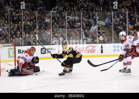 27. Februar 2018: Brandon Carlo (25) schießt gegen den Torwart Scott Darling (33) der Carolina Hurricanes während des NHL-Spiels zwischen den Carolina Hurricanes und den Boston Bruins im TD Garden in Boston, Mass. Eric Canha/CSM(Kreditbild: &Copy; Eric Canha/CSM via ZUMA Wire) Stockfoto