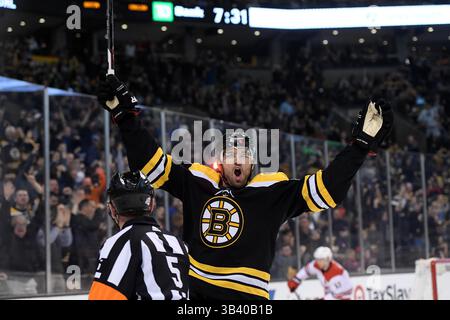 27. Februar 2018: Rick Nash (61) der Boston Bruins verließ den Flügel, als er gegen Scott Darling (33) im NHL-Spiel zwischen den Carolina Hurricanes und den Boston Bruins im TD Garden in Boston, Mass traf. Eric Canha/CSM(Kreditbild: &Copy; Eric Canha/CSM via ZUMA Wire) Stockfoto