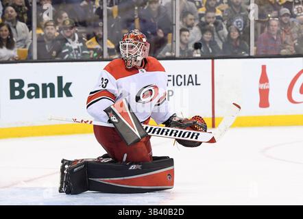 27. Februar 2018: Scott Darling, Torhüter der Carolina Hurricanes (33), beobachtet den Puck während des Spiels zwischen den Carolina Hurricanes und den Boston Bruins im TD Garden in Boston, Mass. Boston besiegt Carolina 4-3 in Überstunden. Eric Canha/CSM(Kreditbild: &Copy; Eric Canha/CSM via ZUMA Wire) Stockfoto