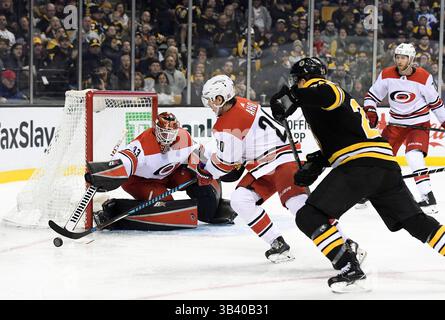 27. Februar 2018: Scott Darling, Torhüter der Carolina Hurricanes, (33), sichert sich während des NHL-Spiels zwischen den Carolina Hurricanes und den Boston Bruins im TD Garden in Boston, Mass. Boston besiegt Carolina 4-3 in Überstunden. Eric Canha/CSM(Kreditbild: &Copy; Eric Canha/CSM via ZUMA Wire) Stockfoto