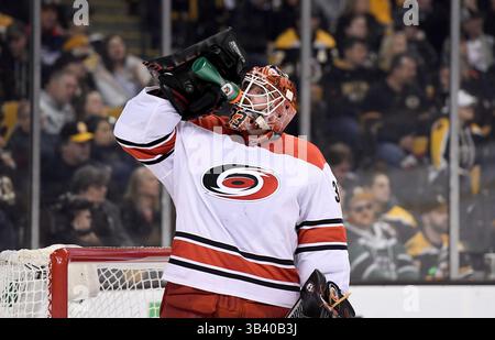 27. Februar 2018: Scott Darling (33), Torhüter der Carolina Hurricanes, während einer Spielpause zwischen den Carolina Hurricanes und den Boston Bruins im TD Garden in Boston, Mass. Boston besiegt Carolina 4-3 in Überstunden. Eric Canha/CSM(Kreditbild: &Copy; Eric Canha/CSM via ZUMA Wire) Stockfoto