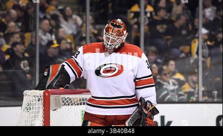 27. Februar 2018: Scott Darling (33), Torhüter der Carolina Hurricanes, während einer Spielpause zwischen den Carolina Hurricanes und den Boston Bruins im TD Garden in Boston, Mass. Boston besiegt Carolina 4-3 in Überstunden. Eric Canha/CSM(Kreditbild: &Copy; Eric Canha/CSM via ZUMA Wire) Stockfoto