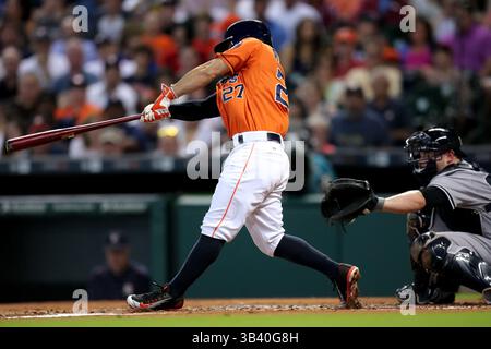 26. JUNI 2015: Der zweite Baseman Jose Altuve von Houston Astros trifft einen Foul-Ball für ein Out während des MLB-Baseballspiels zwischen den Houston Astros und den New York Yankees aus Minute Maid Park in Houston, Texas. (Obligatorischer Vermerk: Erik Williams/CSM)(Bild: © Erik Williams/Cal Sport Media/ZUMAPRESS.com) Stockfoto